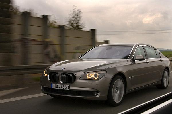 auf der Autobahn ein weiterer Test-7er: ein BMW 750Li