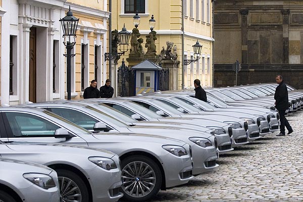 BMW 7er Reihe (F01/F02) vor dem Kempinski Hotel Taschenbergpalais in Dresden