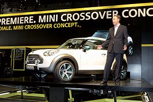 Pariser Autosalon 2008. MINI Pressekonferenz: Ian Robertson, Mitglied des Vorstands der BMW AG, Vertrieb und Marketing